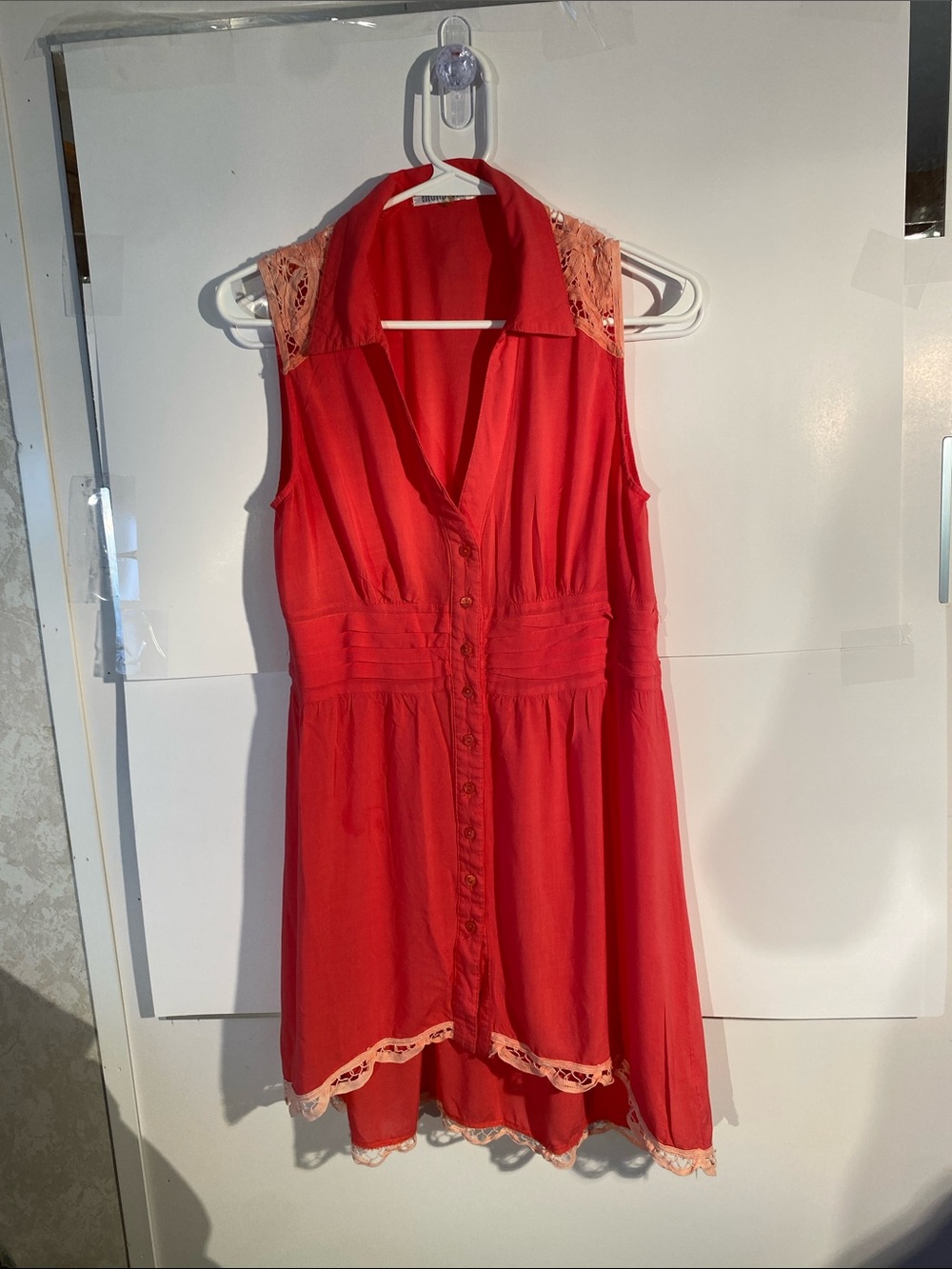 Monoreno Coral-Red Sleeveless Button-Front Mini Dress with Lace